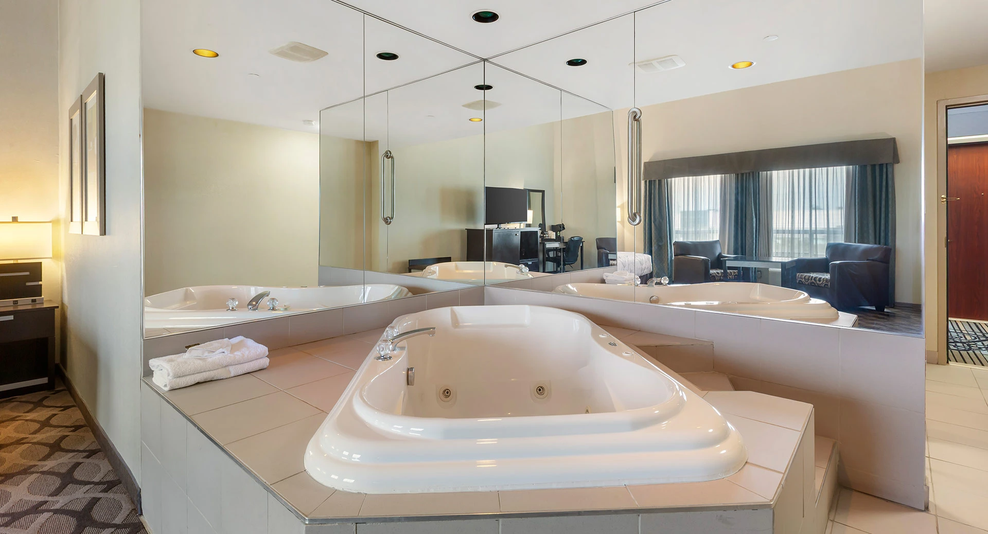 King Suite with Jetted Tub 4